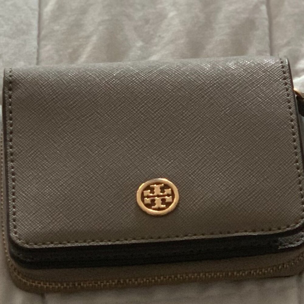 Tory Burch, Bi-Fold Wallet/Color: Gary Heron
